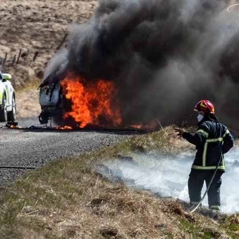 Mikill eldur og reykur var í bílnum sem var tveggja ára Mitsubishi Outlander. Mynd: Róbert Daníel Jónsson en fleiri myndir af vettvangi er hægt að finna á Facebooksíðu hans.