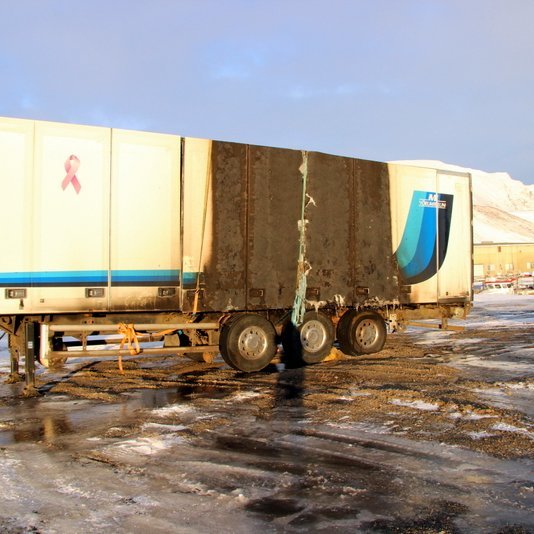 Eldurinn náði að læsa sig í flutningavagn og er hann mikið skemmdur eftir. Mynd: PF