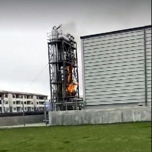 Á myndinni sjást logarnir teygja sig upp eimingarturninn við samlagið á Sauðárkróki. Skjáskot af myndbandi sem gengið hefur á samfélagsmiðlum.