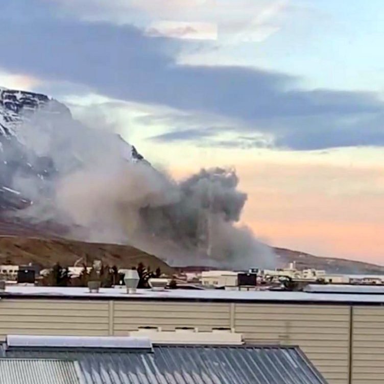 Eins og sjá má myndaðist mykill reykur þegar eldar náðu að loga í Steinullarverksmiðjunni i gær. Mynd: Hugrún Pálsdóttir.