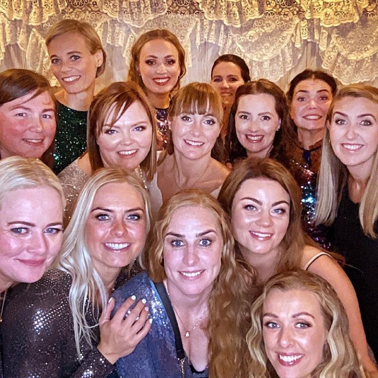 Diskódísir í Húnaþingi. Að ofan frá vinstri: Þórey Edda, Hrund, Sigurbjörg Þórunn, Þóranna, Eydís Ósk, Guðrún Ósk, Ingveldur Ása, Sonja, Sveinbjörg Rut, Jóhanna Helga, Hjördís Ósk, Hafdís Ýr, Fanney Dögg og Gerður Rósa.  MYND: AÐSEND