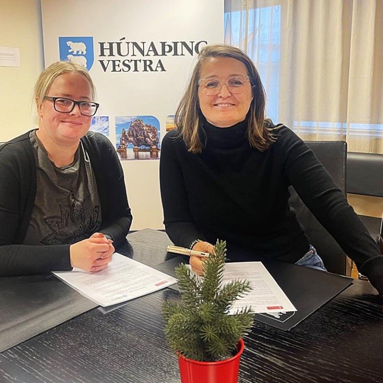 Jóhanna Helga Sigtryggsdóttir fulltrúi stjórnar Elds í Húnaþingi og Unnur Valborg Hilmarsdóttir sveitarsjtóri við undirritun samningsins. MYND: HÚNAÞING.IS