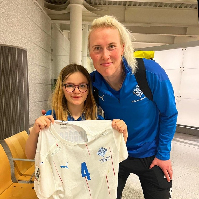 Elísabet með treyjuna hennar Glódísar sem Sandra afhenti henni. MYND: GUNNFRÍÐUR BJÖRNSDÓTTIR