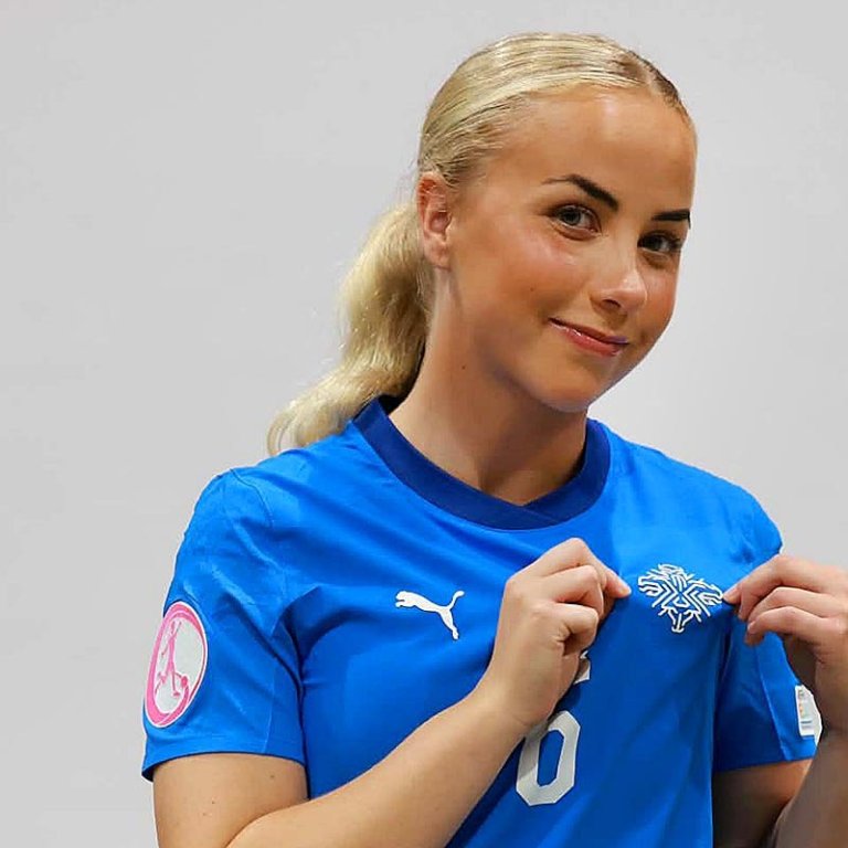 Elísa Bríet Björnsdóttir. Á neðri myndinni er Elísa að hita upp. MYNDIR AÐSENDAR