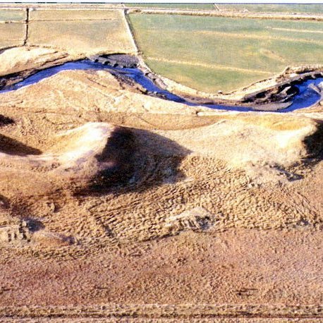 Loftmynd af túni Elivoga og umhverfi þess 28. október 2000. Horft frá austri til vestur að Sæmundará. Bæjarhóllinn ystur til hægri og sunnan og ofan hans er bæjarstæðið. Mynd: Byggðasaga Skagafjarðar 2. bindi, bls. 487.