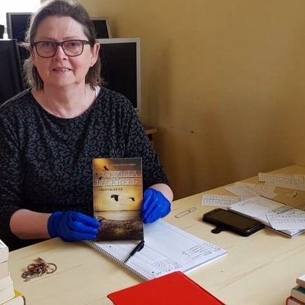 Elsa við vinnu sína á bókasafninu á Hofsósi. Mynd: FE