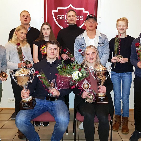 Íþróttafólk deilda ásamt íþróttakarli og íþróttakonu ársins hjá Umf. Selfoss. Í aftari röð f.v. eru Logi Freyr Gissurarson sem tók við viðurkenningu f.h. Magdalenu Önnu, Birta Sif, Viktor S. Pálsson formaður Umf. Selfoss, Sara, Hilmar Örn Hilmarsson sem tók við viðurkenningu f.h. Guðmundar Axels, Egill, Bjarni Már og Þorsteinn Ragnar sem einnig tók við verðlaunum f.h. Dagnýjar Maríu. Fyrir framan eru Elvar Örn og Perla Ruth. Ljósmynd/UMFS