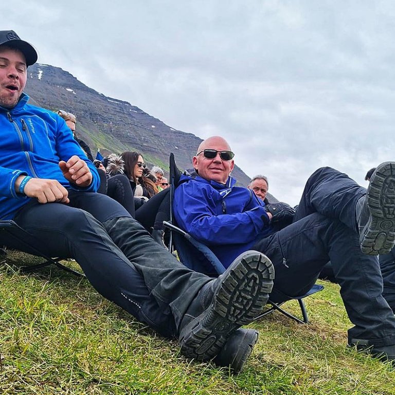 Þrátt fyrir annríki gaf Elvar sér tíma til að njóta í brekkunni á Landsmóti á Hólum  Til vinstri á myndinni er Julian Veith, tengdasonur Elvars.     MynDIR: HMJ