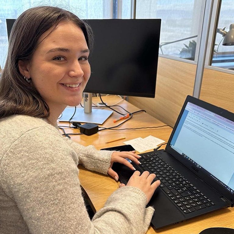 Emma Katrín að segja fyrstu fréttina á Feyki.is. MYND : ÓAB