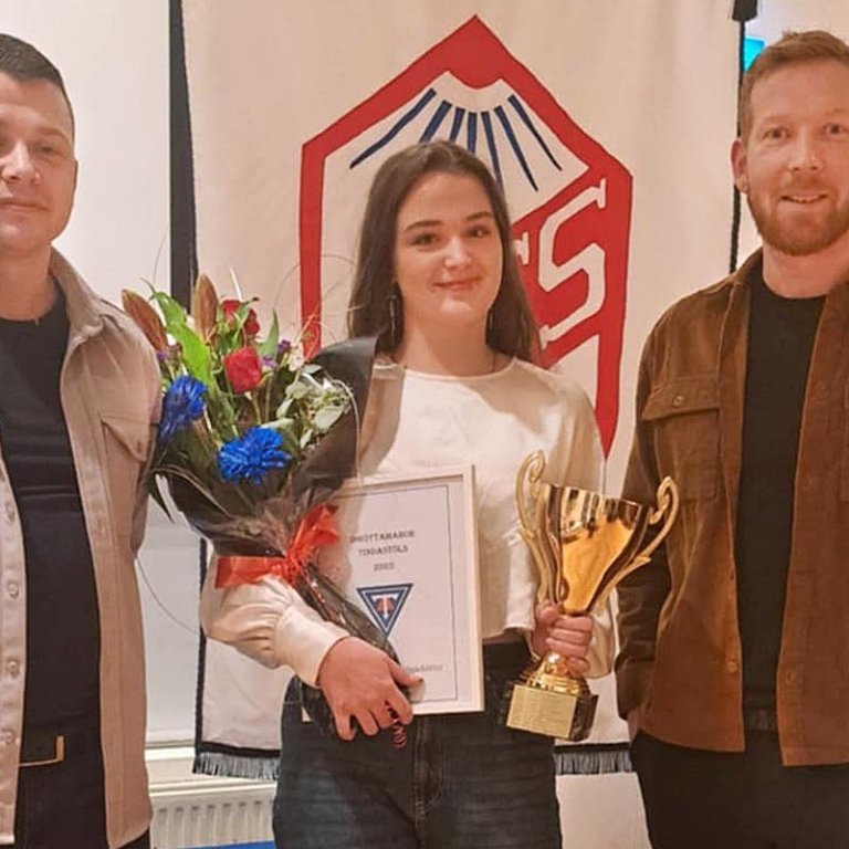 Emma Katrín ásamt Stefáni Árnasyni og Magnúsi Barðdal, stjórnarmönnum UMFT. MYND AF NETINU