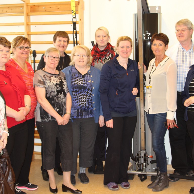 Frá vinstri: Gíslína Kristín Helgadóttir, Sigríður Elfa Eyjólfsdóttir, Anna Jóna Guðmundsdóttir, Engilráð Margrét Sigurðardóttir, Margrét Jenný Guðjónsdóttir, Sigurdríf Jónatansdóttir, Sigrún Heiða Pétursdóttir, fulltrúar Kvenfélags Sauðárkróks, ásamt Helenu Magnúsdóttur sjúkraþjálfara, Herdísi Klausen hjúkrunarforstjóra, Þorsteini Þorsteinssyni yfirlækni og Fanney Ísfold Karlsdóttur sjúkraþjálfara. Mynd: KSE.