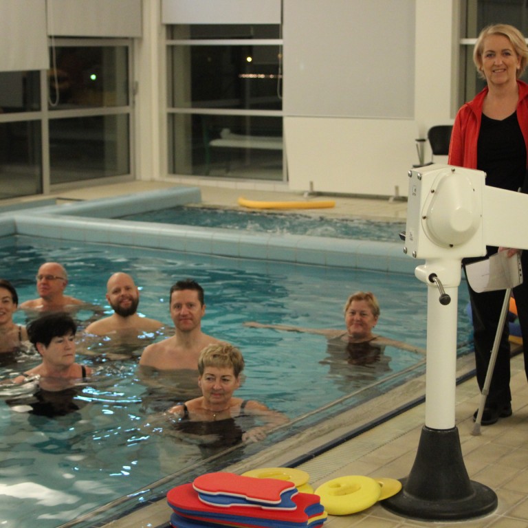 Hluti af fastagestum endurhæfingarinnar, reyndar óvenju fáir þennan morgun því oftast er sundlaugin smekkfull. Á bakkanum eru Sigrún Aadnegard og Fanney Ísfold Karlsdóttir sjúkraþjálfari. Myns: KSE