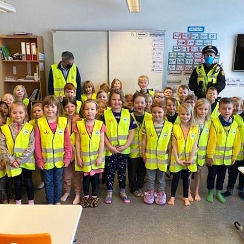 Allir sáttir með endurskinsvestin. MYND AF ÁRSKÓLI.IS