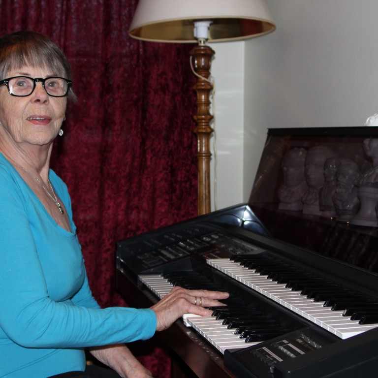 Erla Gígja semur öll lögin sín við orgelið heima hjá sér. Mynd: KSE.