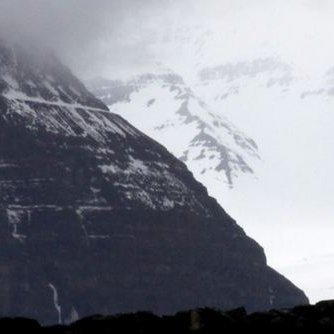 Vitinn á Hrólfsskeri á Eyjafirði og gamli vegurinn fyrir Ólafsfjarðarmúla hangir í hlíðinni vinstra megin. Mynd: Atli Rúnar Halldórsson.