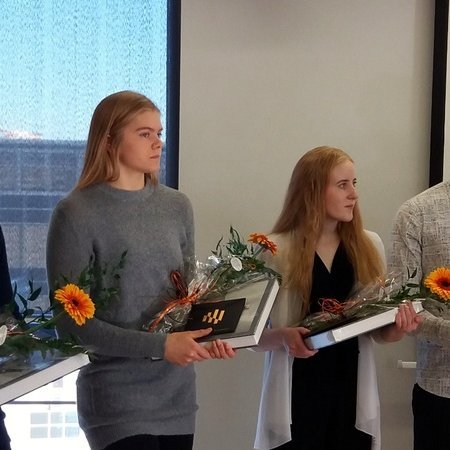 Ester María, þriðja frá vinstri, og Jón Örn, lengst til hægri með viðurkenningar sínar. Með þeim á myndinni eru Svala Björk Svavarsdóttir og Fannar Smári Sindrason sem bæði fengu hálfrar milljón króna styrk. Þau stunda nám við Verkmenntaskólann á Akureyri. Mynd: Kristín Bjarnadóttir