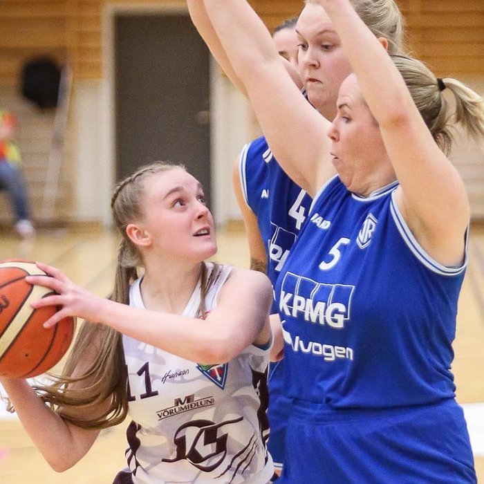 Eva Rún með boltann gegn liði ÍR í mars. Stundum eru verkefnin erfið. MYND: HJALTI ÁRNA