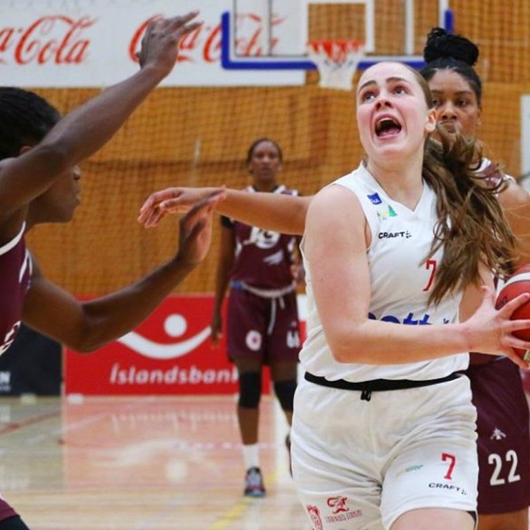 Eva Wium, fyrrum leikmaður Tindastóls, sækir að körfu Stólastúlkna í leiknum í gær. MYND: THORSPORT.IS