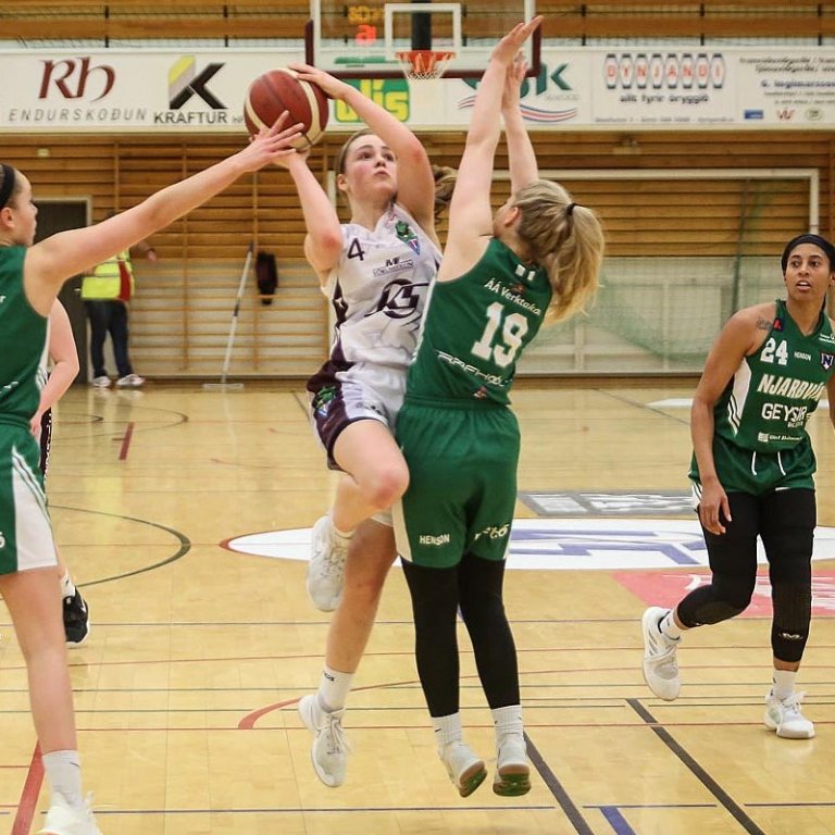 Eva Wium sækir að körfu Njarðvíkur. Hún átti erfitt uppdráttar í dag enda passað upp á hana eins og um erlendan leikmann væri að ræða. MYND: HJALTI ÁRNA