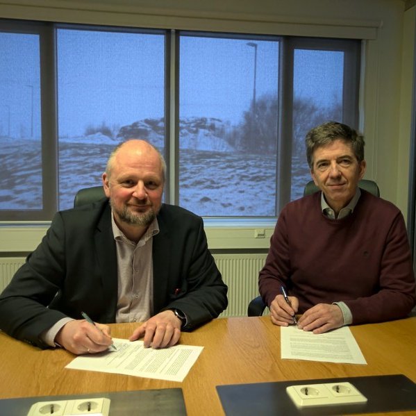 Frá undiritun samningsins. Eyjólfur Guðmundsson, rektor Háskólans á Akureyri, og Adolf Berndsen, stjórnarformaður BioPol á Skagaströnd. Mynd:biopol.is