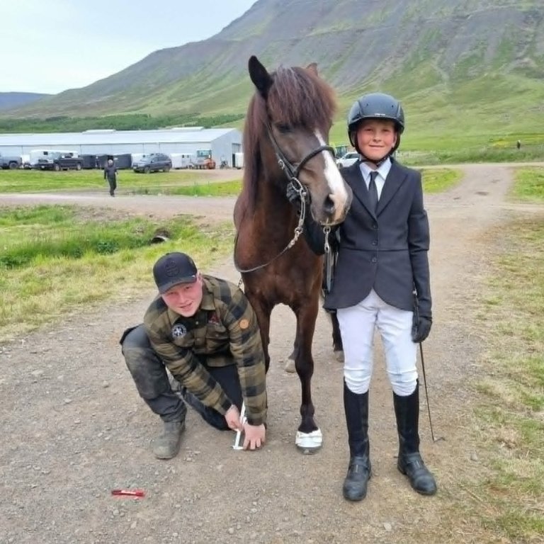 Unnsteinn mælingamaður, gæðingshryssan Tvenna og Kristján Fjelsted. Mynd: HMJ
