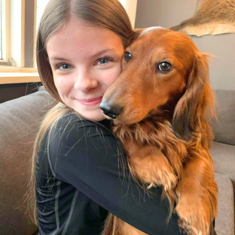 Gunndís Katla og Brúnó, pylsan á heimilinu. Myndir aðsendar