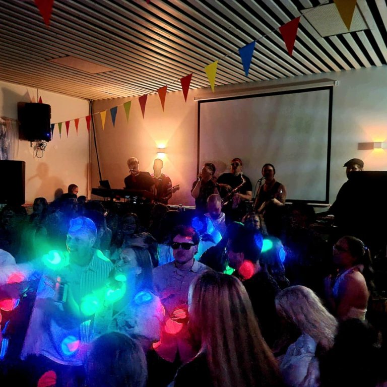 Danssveit Dósa tryllti liðinn í gærkvöldi. Mynd: hmj.