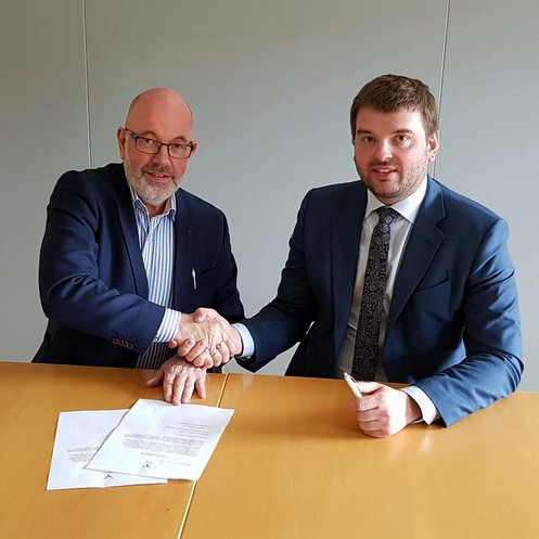 Gissur Pétursson forstjóri stofnunarinnar og Ásmundur Einar Daðason, félags- og jafnréttismálaráðherra sáttir eftir undirritun samstarfsyfirlýsingsins. Mynd: AÞS.