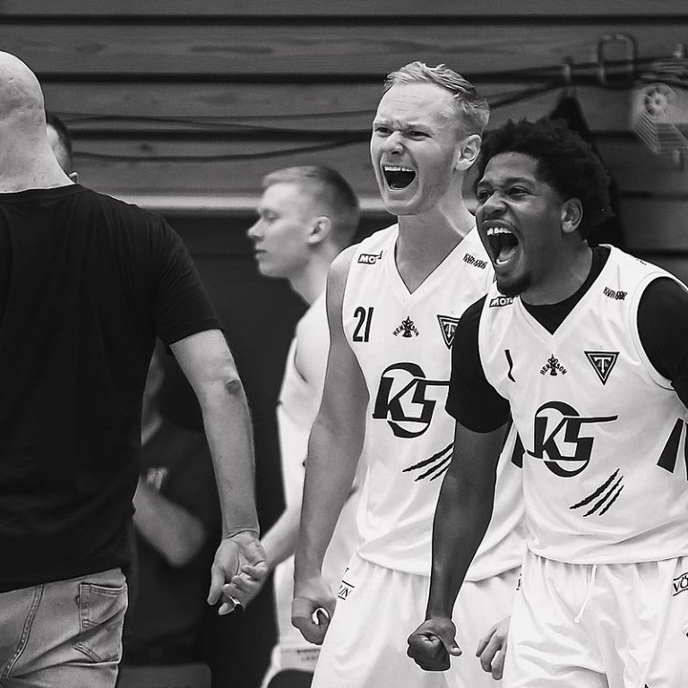 Tilfinngar í Síkinu. Júlíus Orri og Basile fagna körfu. MYND: SIGURÐUR INGI