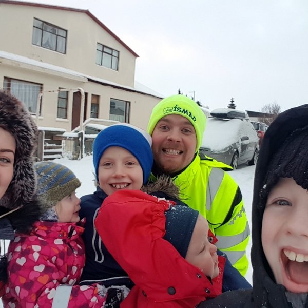 Matgæðingarnir Eva María og Björn Magnús ásamt börnum sínum.