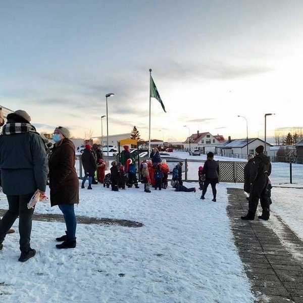 Grænfáninn afhentur leikskólanum Ásgarði á Hvammstanga. Aðsendar myndir.