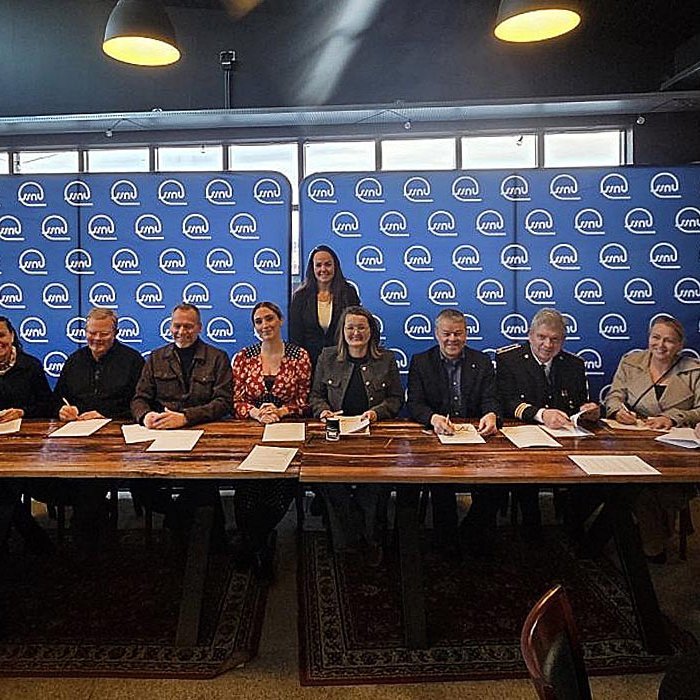 Frá undirritun samningsins í Krúttinu í gær. MYND AF SSNV:iS