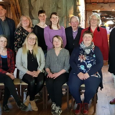 Hluti útskriftarnema úr Námi og þjálfun í almennum bóklegum greinum og úr matarsmiðjunni Beint frá býli. Mynd: PF