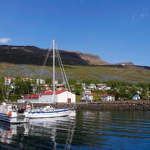 Fáskrúðsfjörður er fallegur bær en þeir Fáskrúðsfirðingar spila engu að síður heimaleikina sína á Reyðarfirði. Það er alveg glatað. MYND: ÓAB