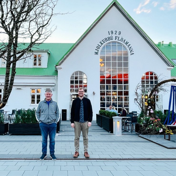 Alfreð Guðmundsson, höfundur Dýrin á Fróni, og útgáfustjórinn Guðmundur sonur hans. Þeir bjóða til teitis í tilefni útgáfu bókarinnar nk. laugardag. Aðsendar myndir.