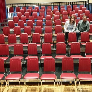 Nýju pallarnir komnir upp. Ingibjörg Jónsdóttir fyrir hönd leikflokksins og Sigurður Líndal fyrir hönd félagsheimilisins undirrita samninginn. Mynd: Facebooksíða Leikflokks Húnaþings vestra.