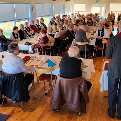 Eins og fram kom í erindi Stefaníu Sifjar Traustadóttur, forstöðumanns Dagdvalar aldraðra, vilja allir verða gamlir en enginn vera gamall enda var engan gamlingja að finna í salnum í Ljósheimum sl. mánudag, aðeins fullorðið fólk sem ungt er í anda. Séra Sigríður Gunnarsdóttir var á sömu nótum og sagði skilin vera óljós en rifjaði upp að einu sinni hafi hún heyrt að fólk væri orðið gamalt þegar það væri komið með meiri áhuga á ættfræði en kynlífi. Hér sést í bakið á hluta stjórnar, Stefán formaður í pontu, þá Björn, sem einnig var veislustjóri, Ásta, Ingunn og Steinunn lengst til vinstri. Myndir: PF.