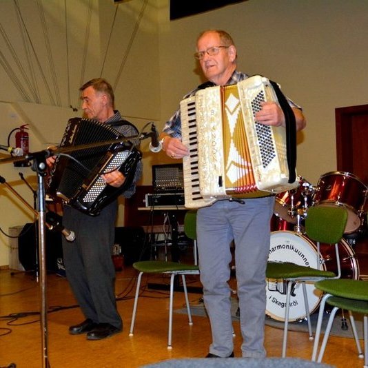 Jón Gíslason og Aðalsteinn Ísfjörð þenja nikkurnar á fjölskylduhátíð. Mynd: http://www.harmoniku-unnendur.com/