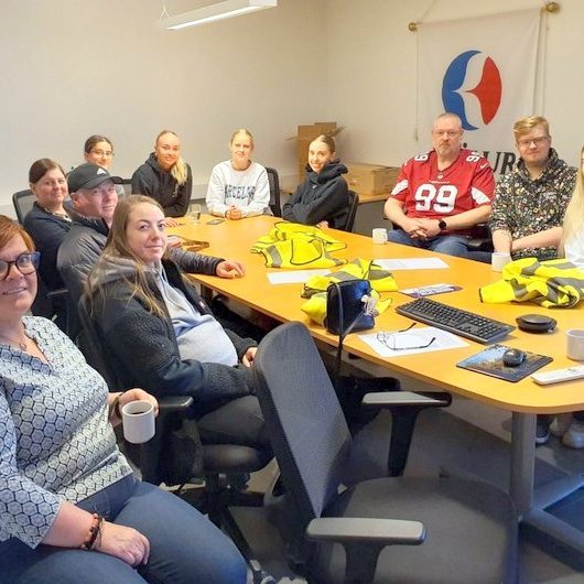 Félagar sem starfa hjá Sundlaug Akureyrar á samstöðufundi. Myndir af kjolur.is.