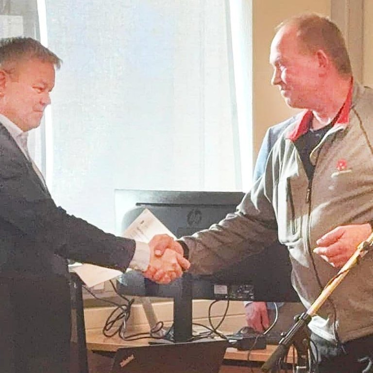 Þórarinn Leifsson afhendir Sigfúsi Inga Sigfússyni, sveitarstjóra Skagafjarðar, undirskriftalistann fyrir hönd Íbúasamtaka Hegraness. MYND AÐSEND