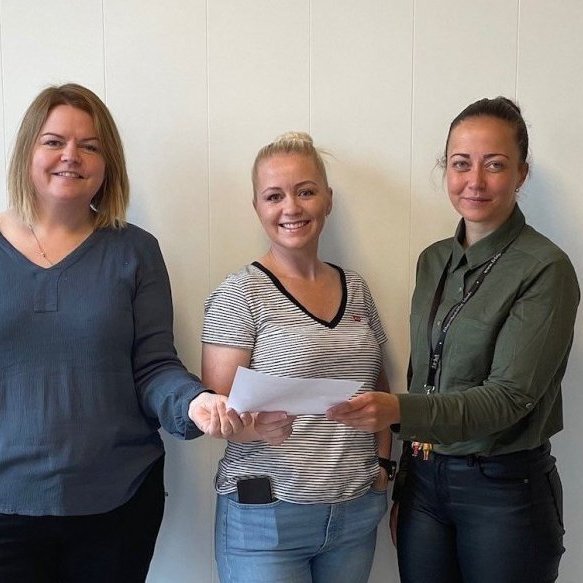 Þórdís Hauksdóttir fræðslustjóri, Ester Ingvarsdóttir sálfræðingur og Sara Lind Kristjánsdóttir félagsmálastjóri við undirritun samningsins. Mynd: Svf. Skagaströnd.