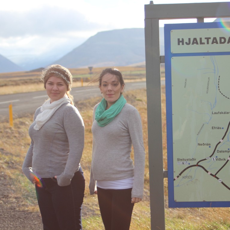 Sædís Ólöf og Alda Björk voru meðal ferðamálanema sem heimsóttu Skagafjörð í síðustu viku. Mynd: KSE