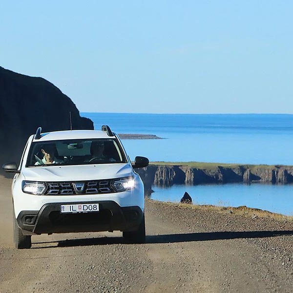 Ferðamenn við Ketubjörg á Skaga. MYND: ÓAB