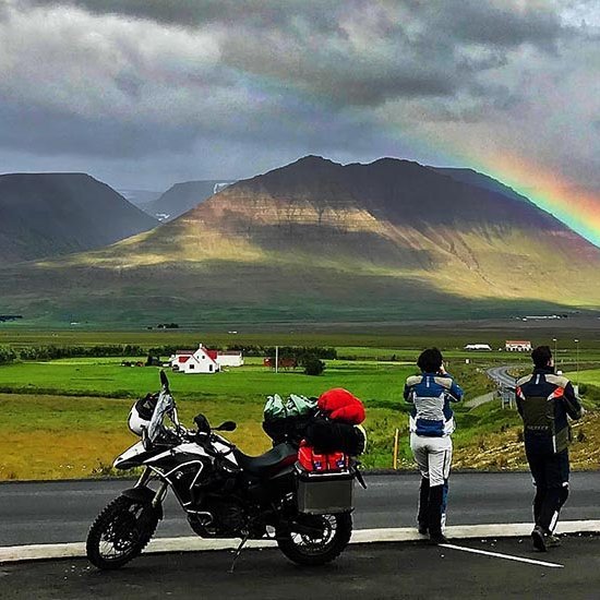 Ferðamenn virða fyrir sér regnboga við Glóðarfeyki. MYND: ÓAB