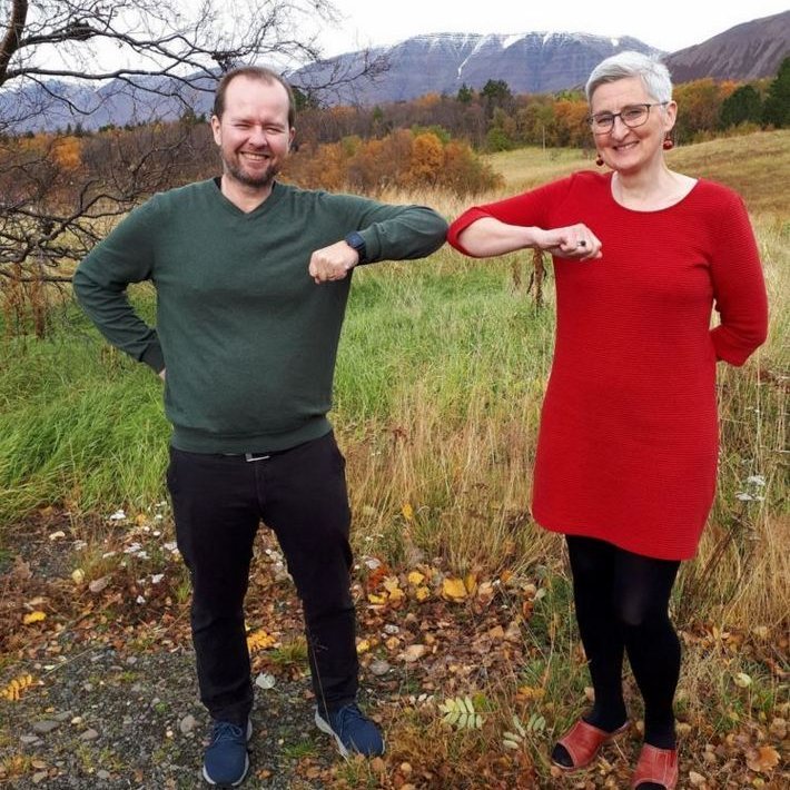 Erla Björk Örnólfsdóttir, rektor Háskólans á Hólum, og Gústaf Gústafsson,
framkvæmdastjóri Hjaltadals ferðaþjónustu ehf., olnboga nýja samkomulagið. Hólaskógur í bakgrunni. Aðsend mynd.