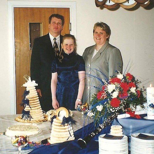 Kristín og foreldrar í fermingarveislunni hennar. AÐSEND MYND