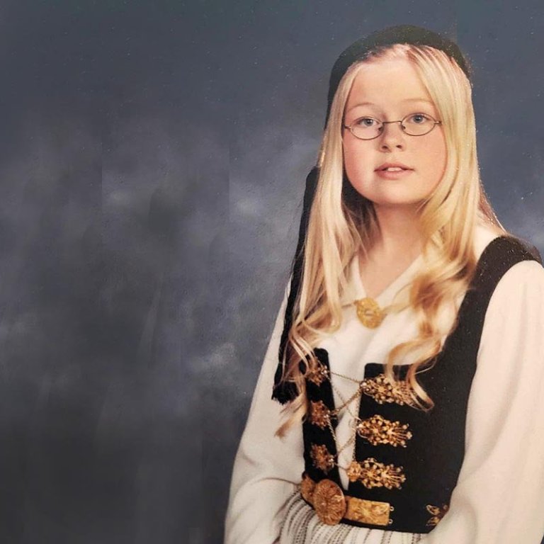 Glæsileikinn uppmálaður hjá Völu í fermingarmyndatökunni, fín og sæt í upphlutnum sem Haddý mágkona mömmu Völu á .