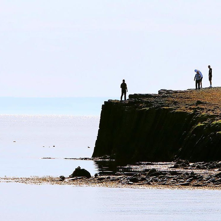 Ferðamenn í Kálfshamarsvík. MYND: ÓAB