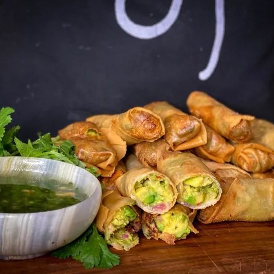 Djúpsteiktar avókadórúllur með dippsósu. Uppskrift og mynd tekin af www.hanna.is