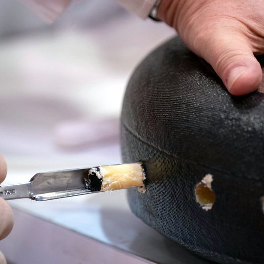 Sýnishorn tekið úr Feyki 24+ á Heimsmeistaramóti osta 2022. Mynd af vef World Championship Cheese Contest.